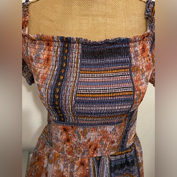 Beautiful Midi Dress can be worn off the shoulder - Picture 2 of 3